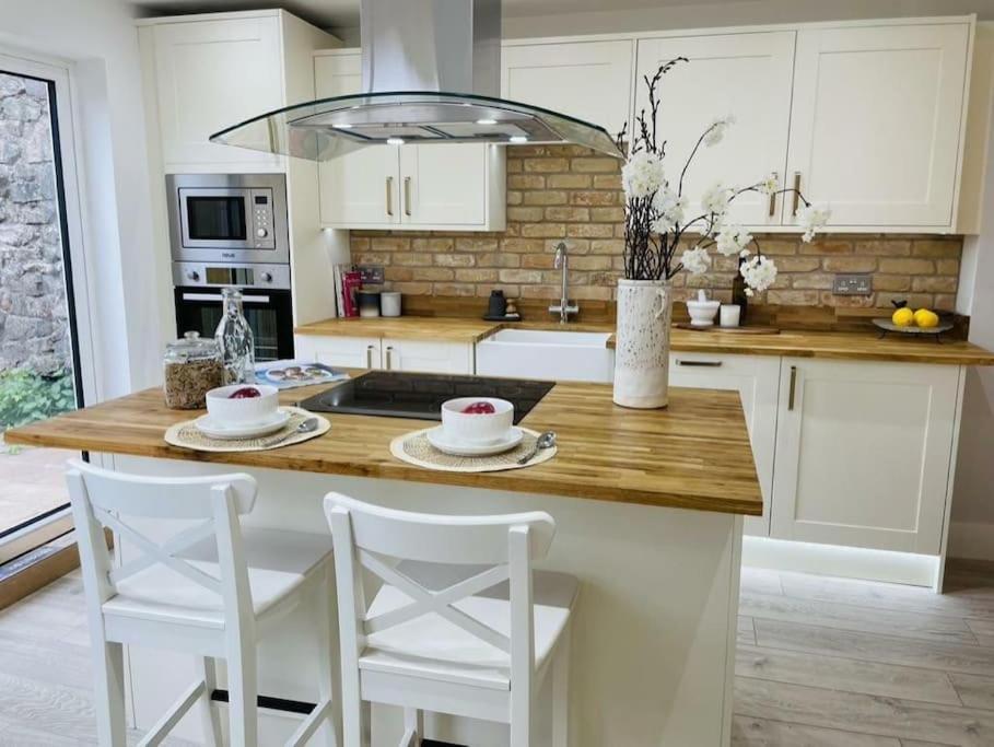 Charming Cottage Close To M4 Bridgend Bridgend  Exterior foto
