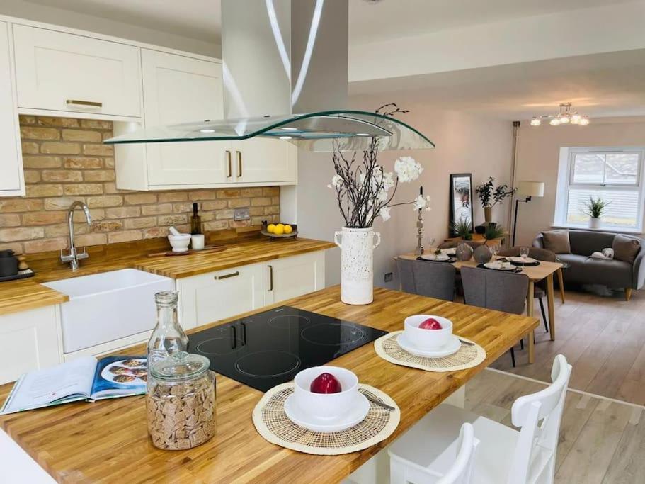 Charming Cottage Close To M4 Bridgend Bridgend  Exterior foto